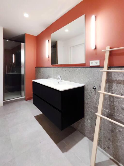 Moderno Apartamento En Terrassa Centro Luaran gambar