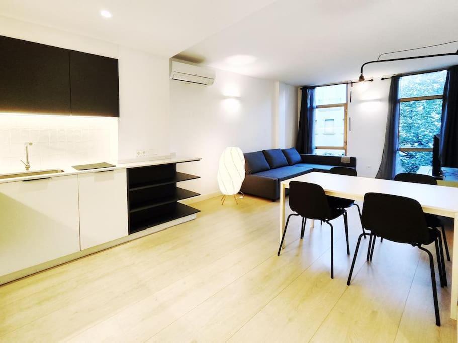Moderno Apartamento En Terrassa Centro Luaran gambar