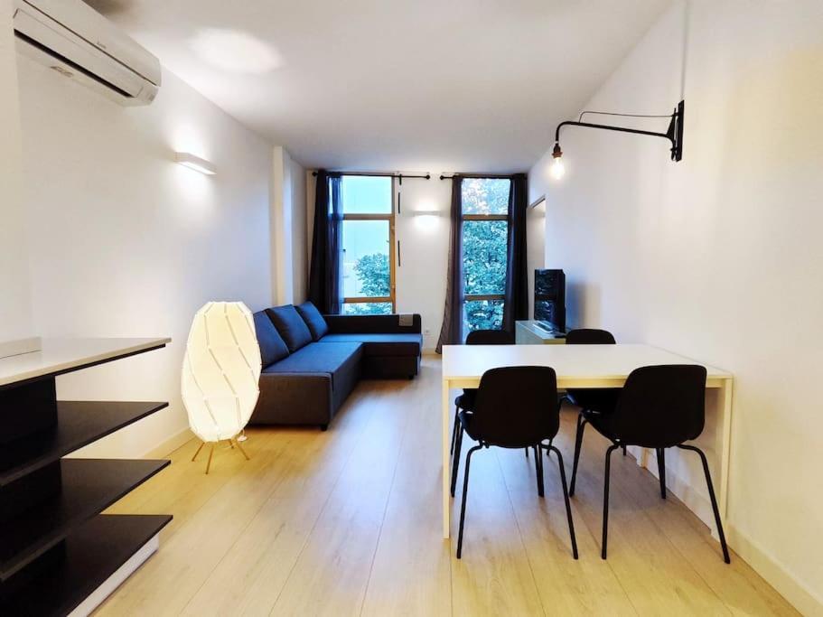 Moderno Apartamento En Terrassa Centro Luaran gambar