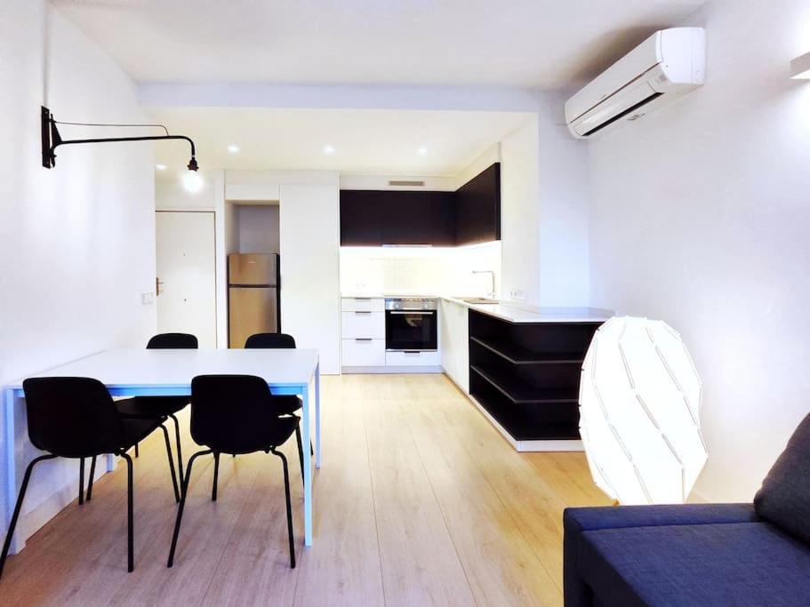 Moderno Apartamento En Terrassa Centro Luaran gambar