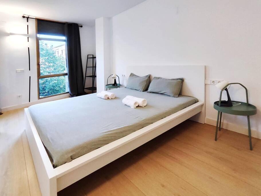 Moderno Apartamento En Terrassa Centro Luaran gambar
