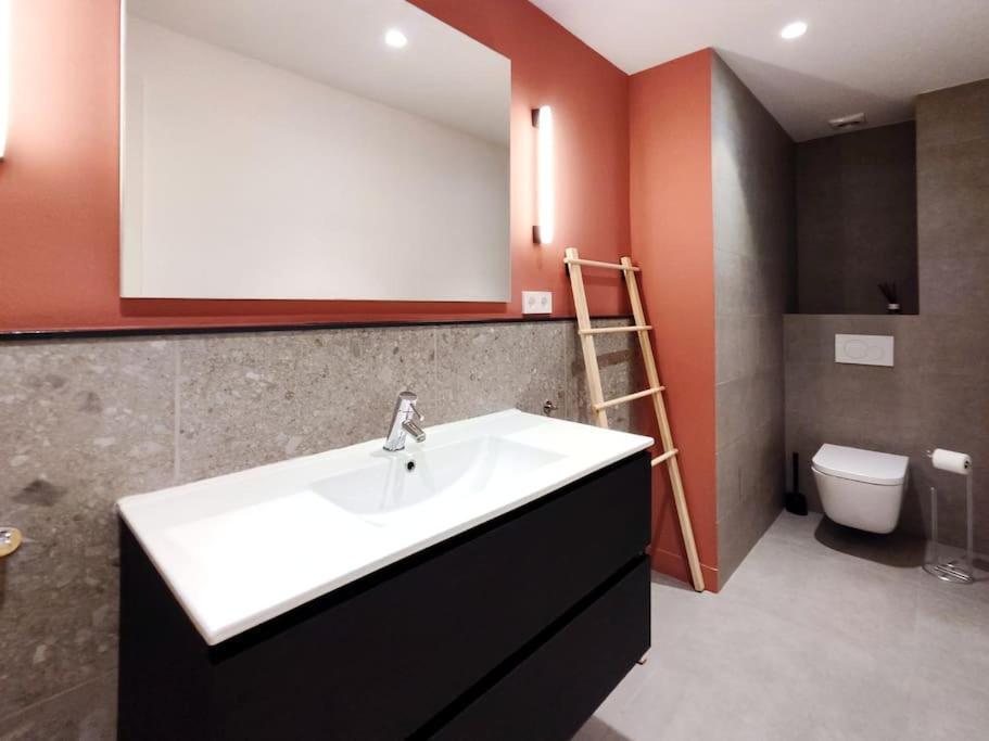 Moderno Apartamento En Terrassa Centro Luaran gambar