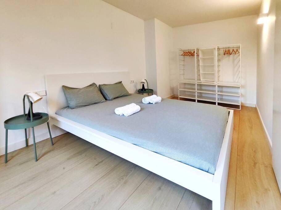 Moderno Apartamento En Terrassa Centro Luaran gambar